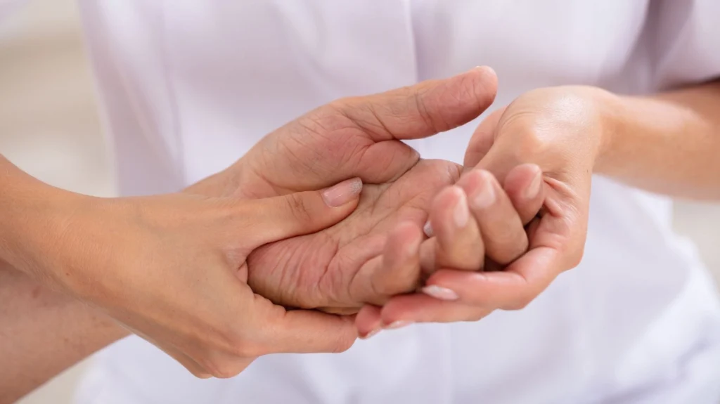 Ergotherapeutische Handtherapie zur Verbesserung der Feinmotorik in einer Praxis in Paderborn