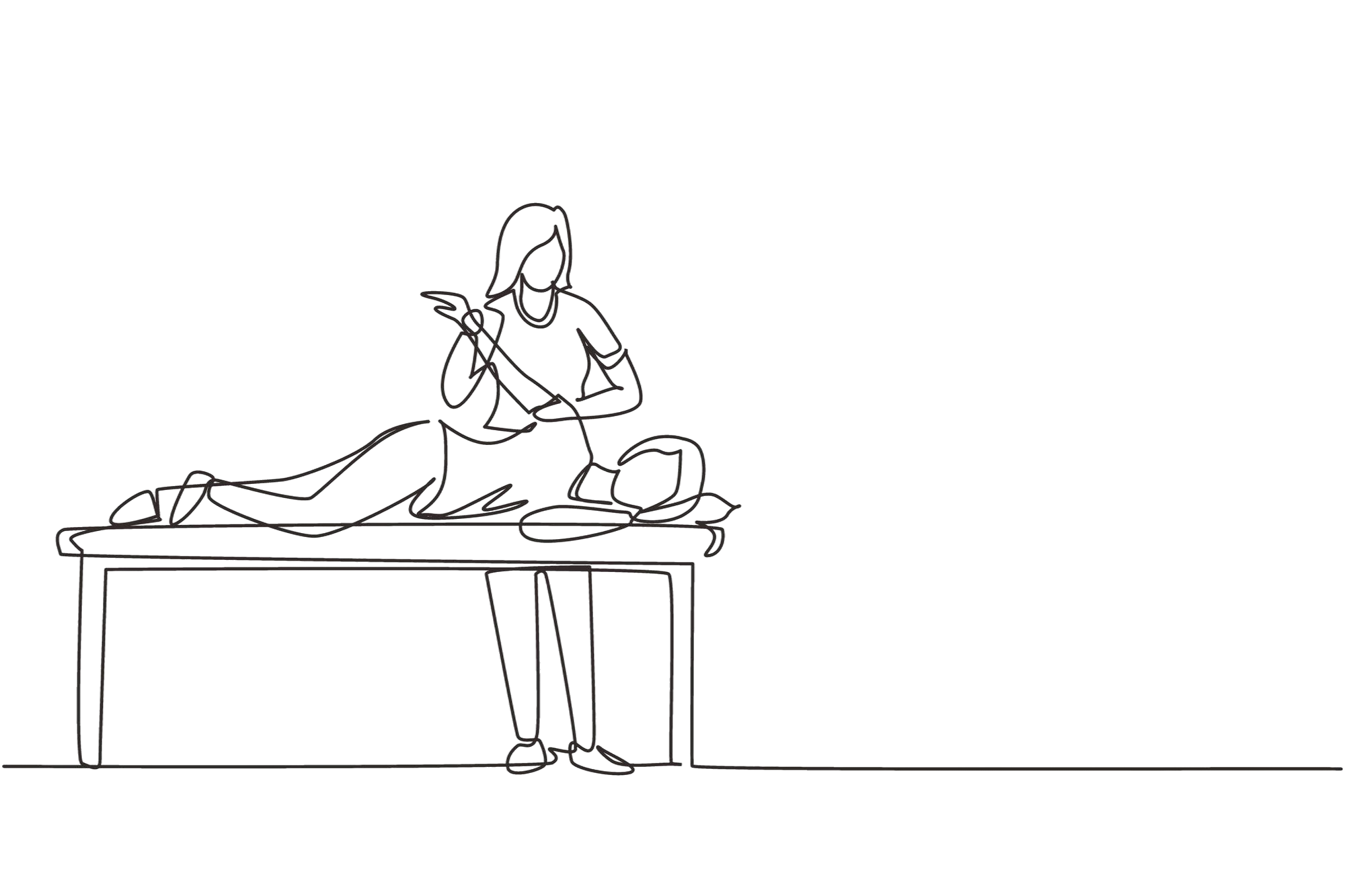 Physiotherapeut führt abschwellende Behandlung an einem Patienten auf einer Therapieliege durch